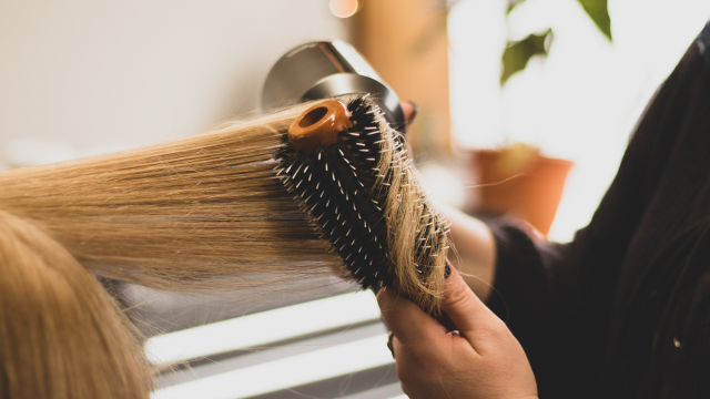 Come asciugare i capelli con il dyson? Breve guida per un look impeccabile.